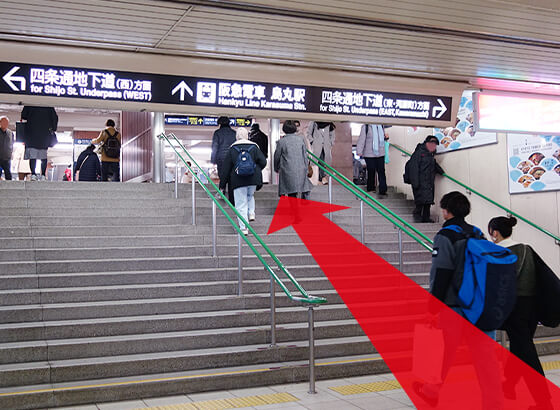 阪急烏丸駅改札方面の階段