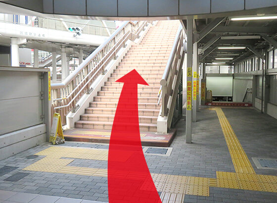天王寺駅前駅の改札を出てすぐの階段