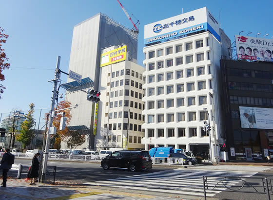 駅前の大きな交差点